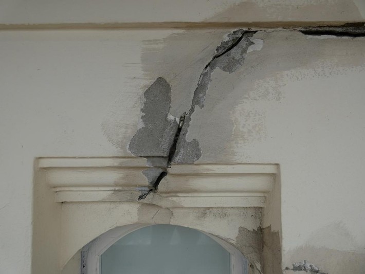 Crack above a window on Palmeira Avenue Mansions